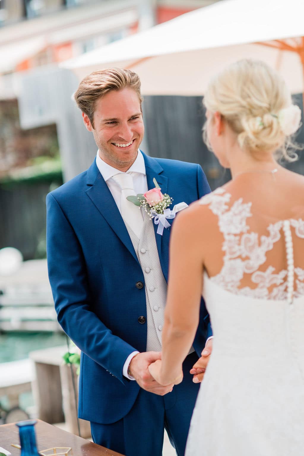Hochzeitsfotos am See in Kärnten Österreich zeigt Bräutigam bei Trauung