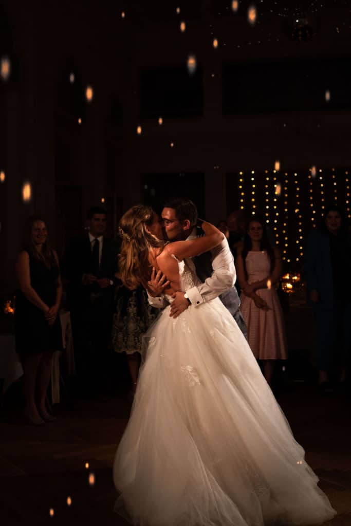 Kuss und erster Tanz eines Brautpaares
