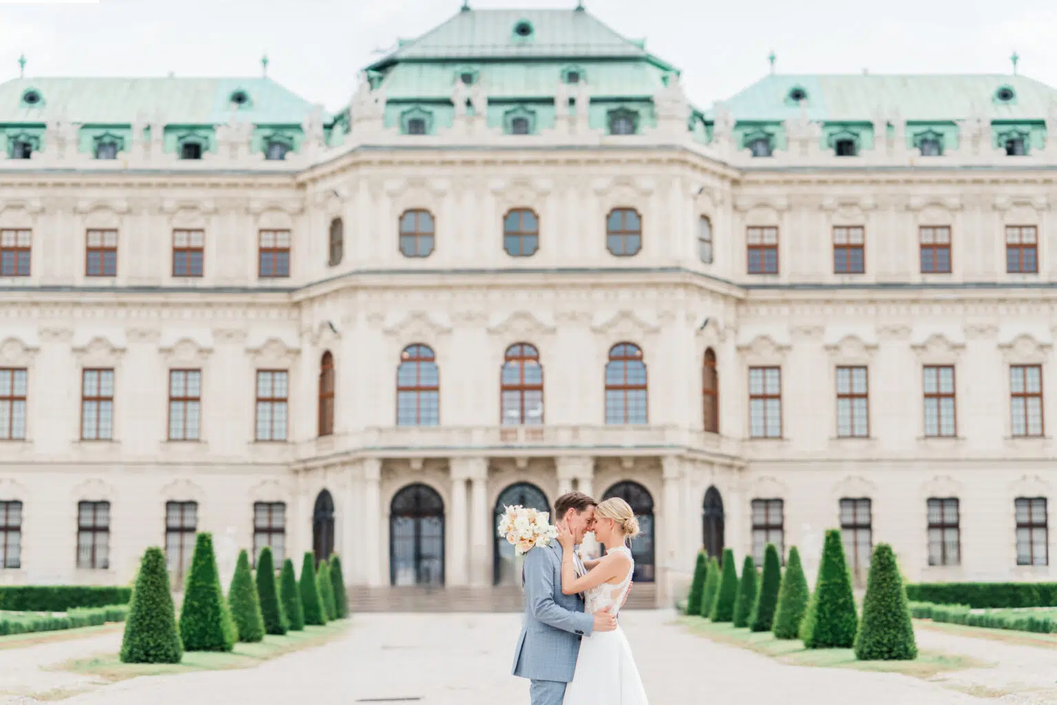 brautpaar vor dem belvedere in Wien