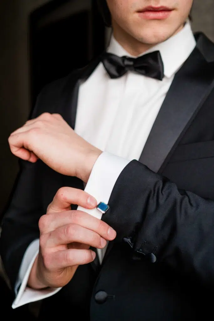 Bräutigam in Black TIe look und manchetten knopf