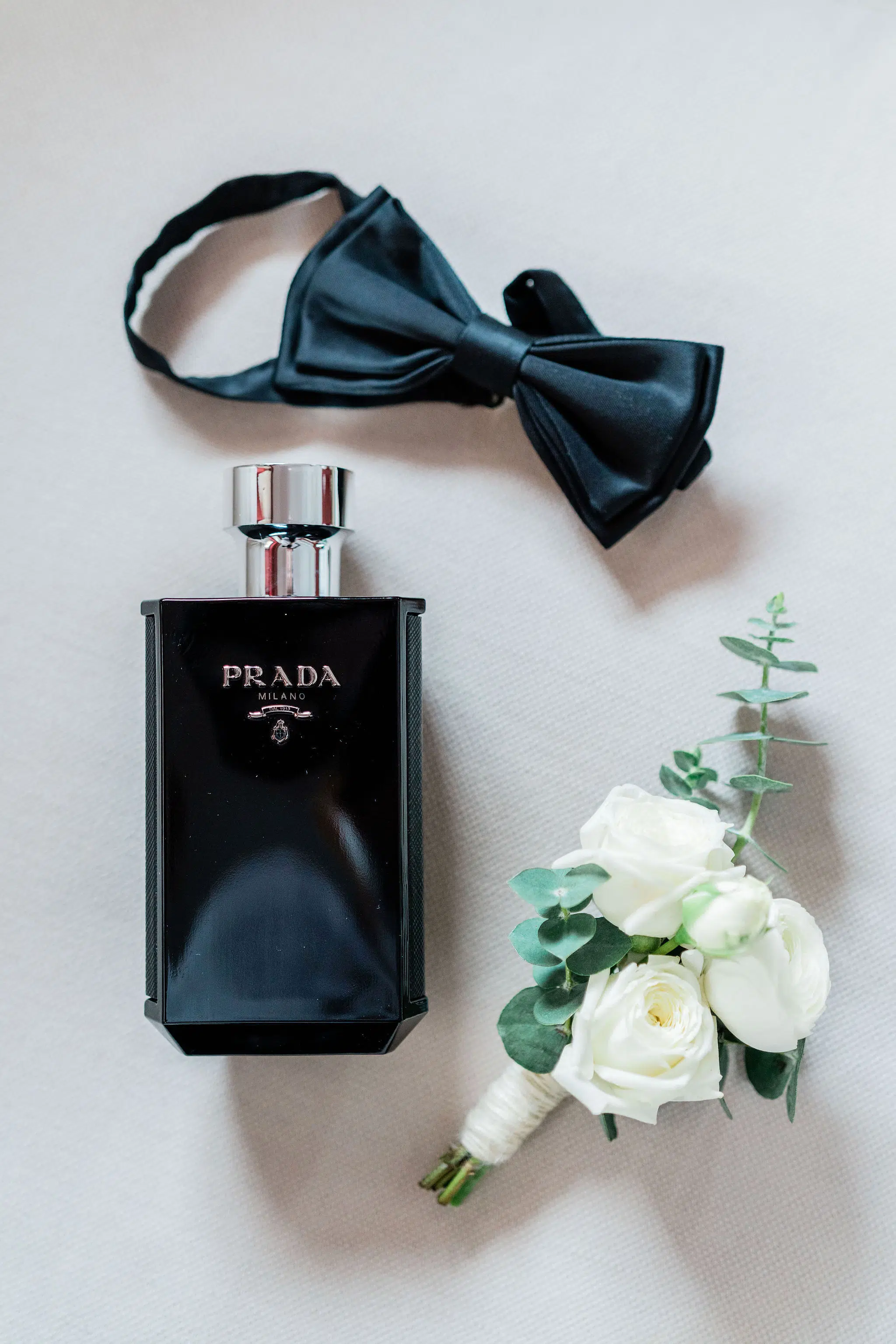 Bräutigam details. Fliege, Parfum und Ansteckblumen