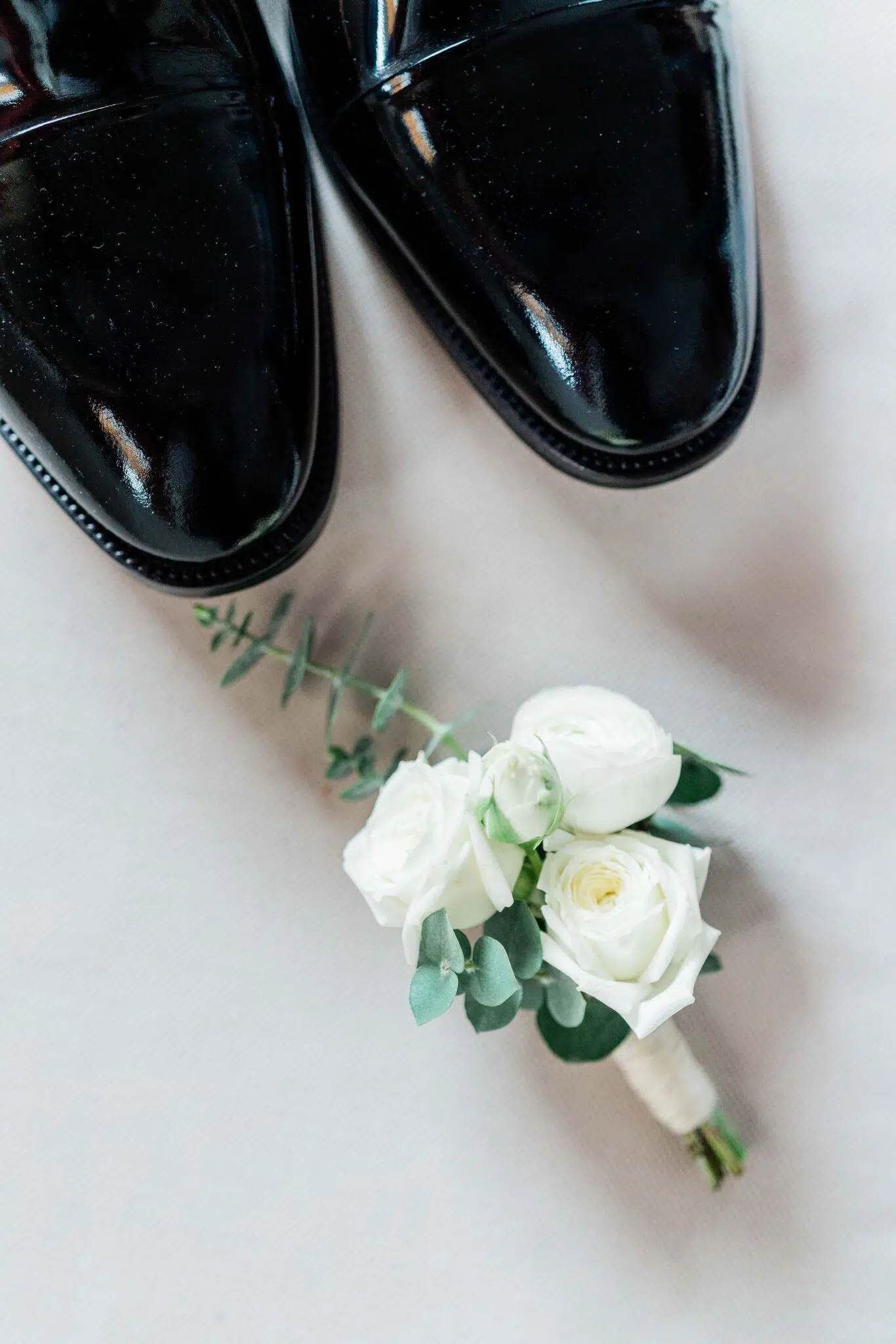 Lackschuhe eines Bräutigams und Blumen