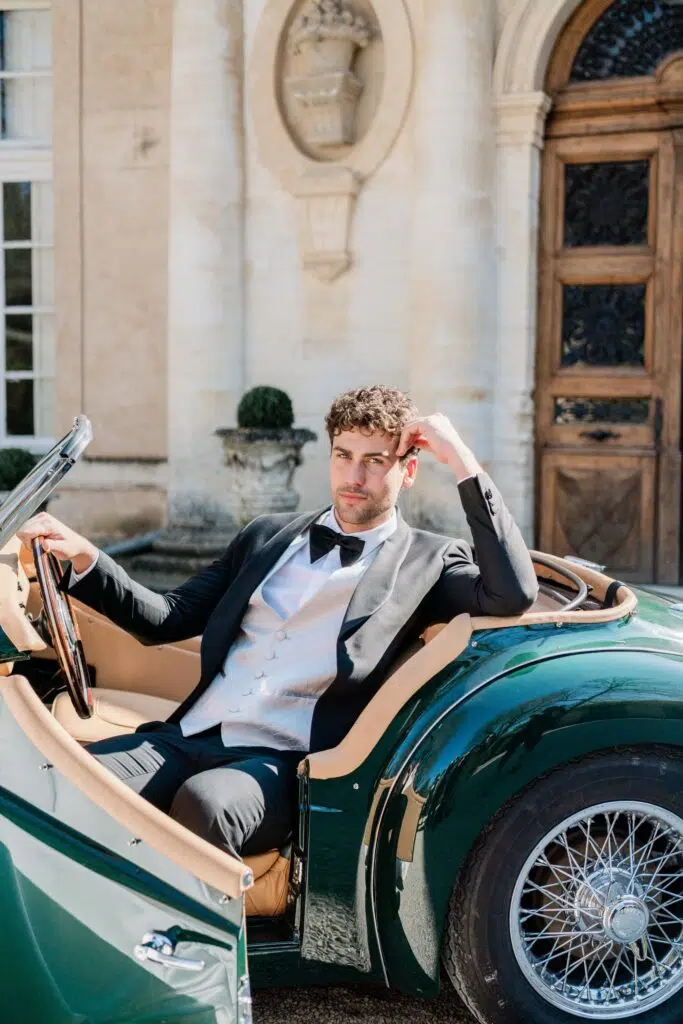 Bräutigam sitzt im Oldtimer