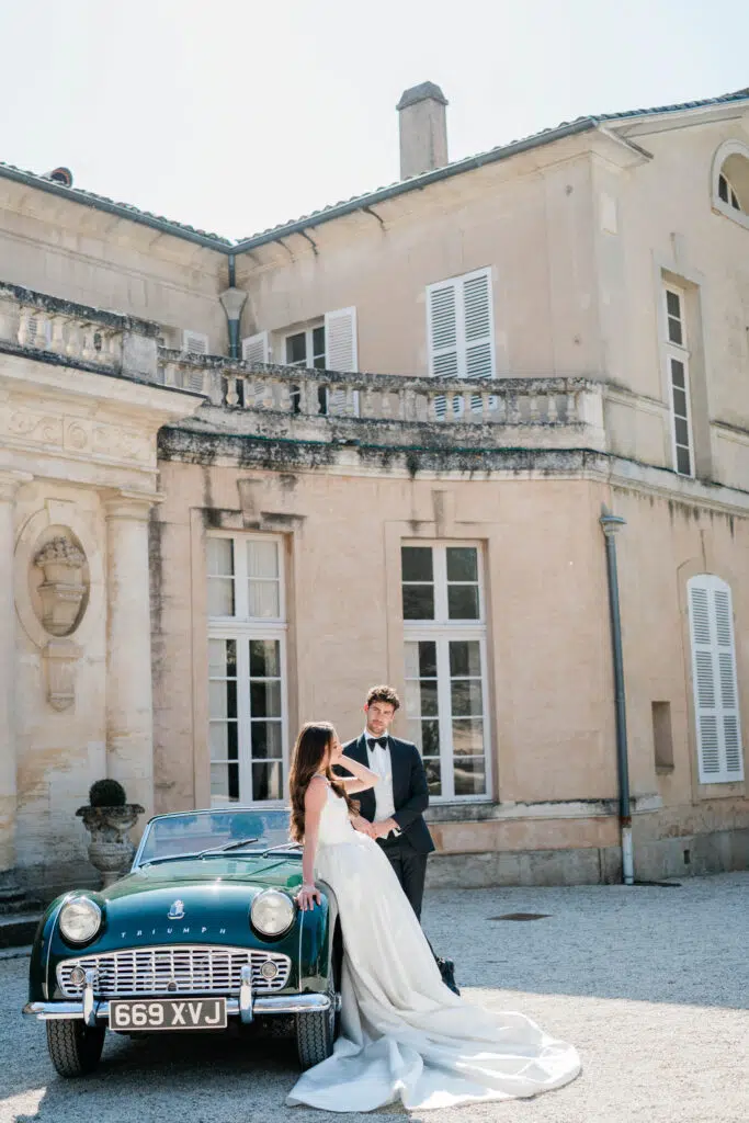 Brautpaar vor einem Oldtimer vor einem Schloss