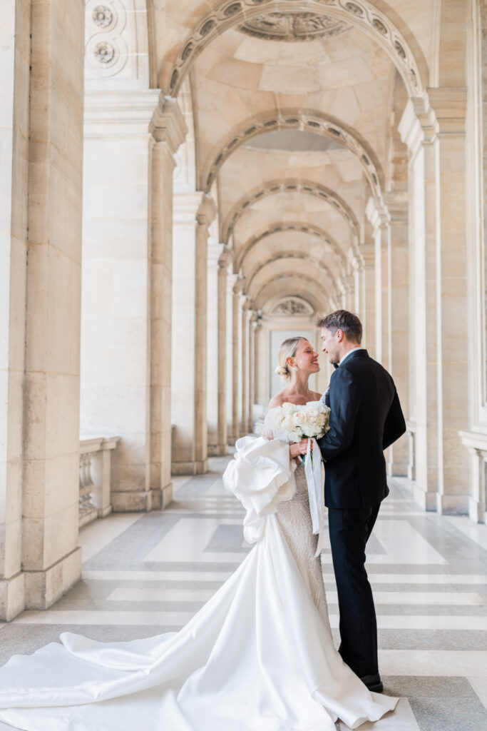 Brautpaar eng aneinander in Arkaden