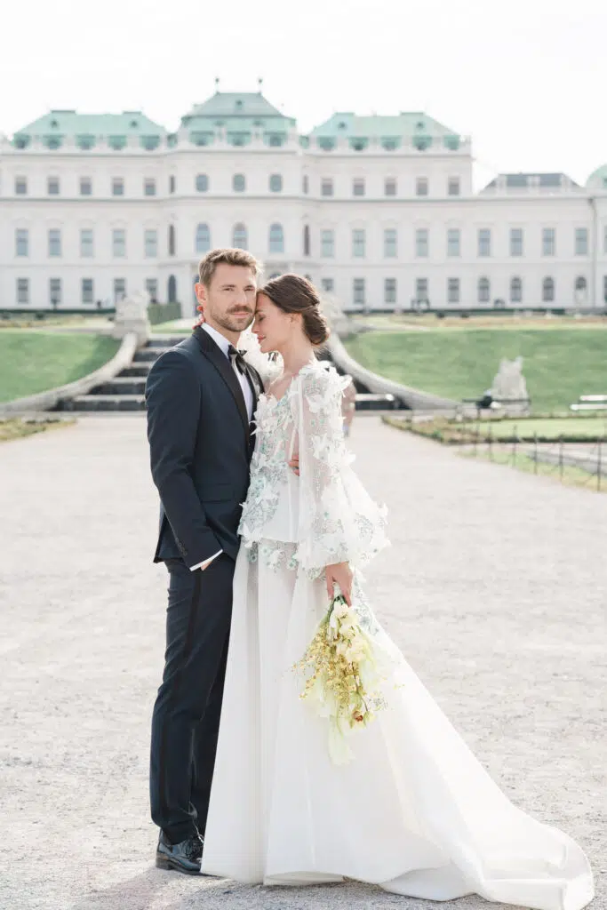 Brautpaar im Garten des Schloss Belvedere in Wien